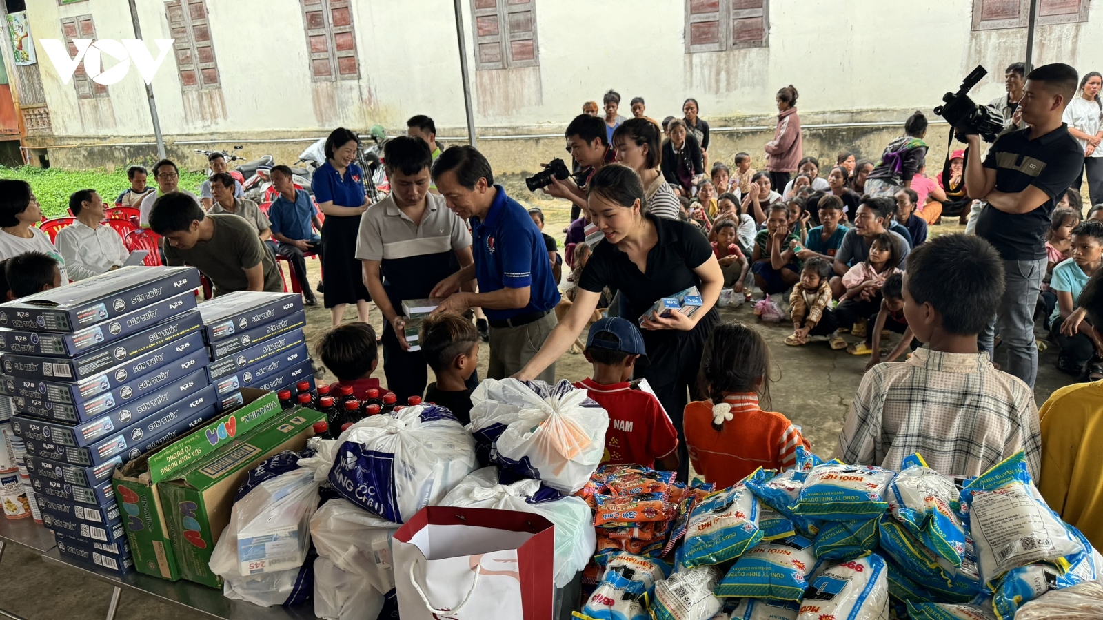 Trao 100 suất quà cho học sinh và bà con dân tộc Chứt ở Quảng Bình