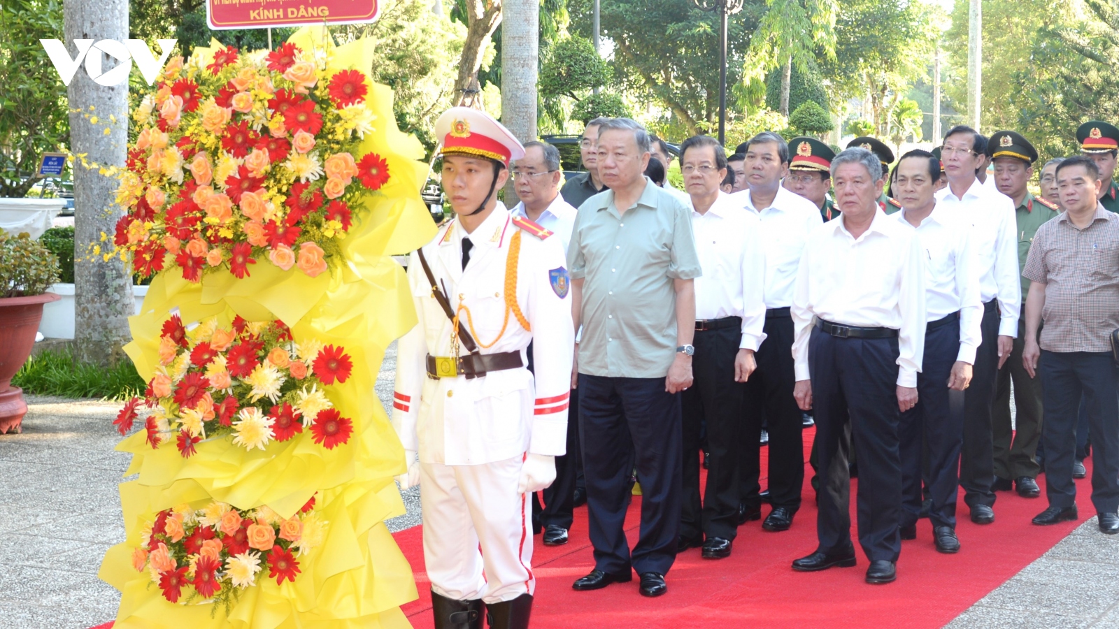 Chủ tịch nước dâng hương tại đền thờ Chủ tịch Hồ Chí Minh tại Trà Vinh