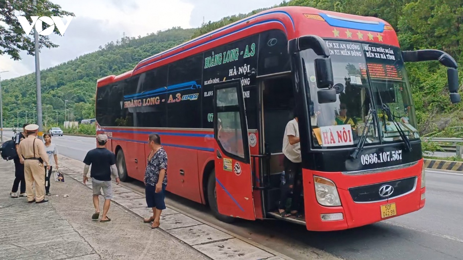 Cảnh sát giao thông Đà Nẵng hỗ trợ gia đình cháu nhỏ bị nhà xe bỏ rơi giữa đường