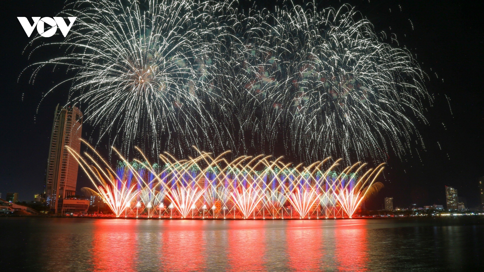 Trung Quốc mang đến màn trình diễn rực rỡ ở Lễ hội pháo hoa Đà Nẵng
