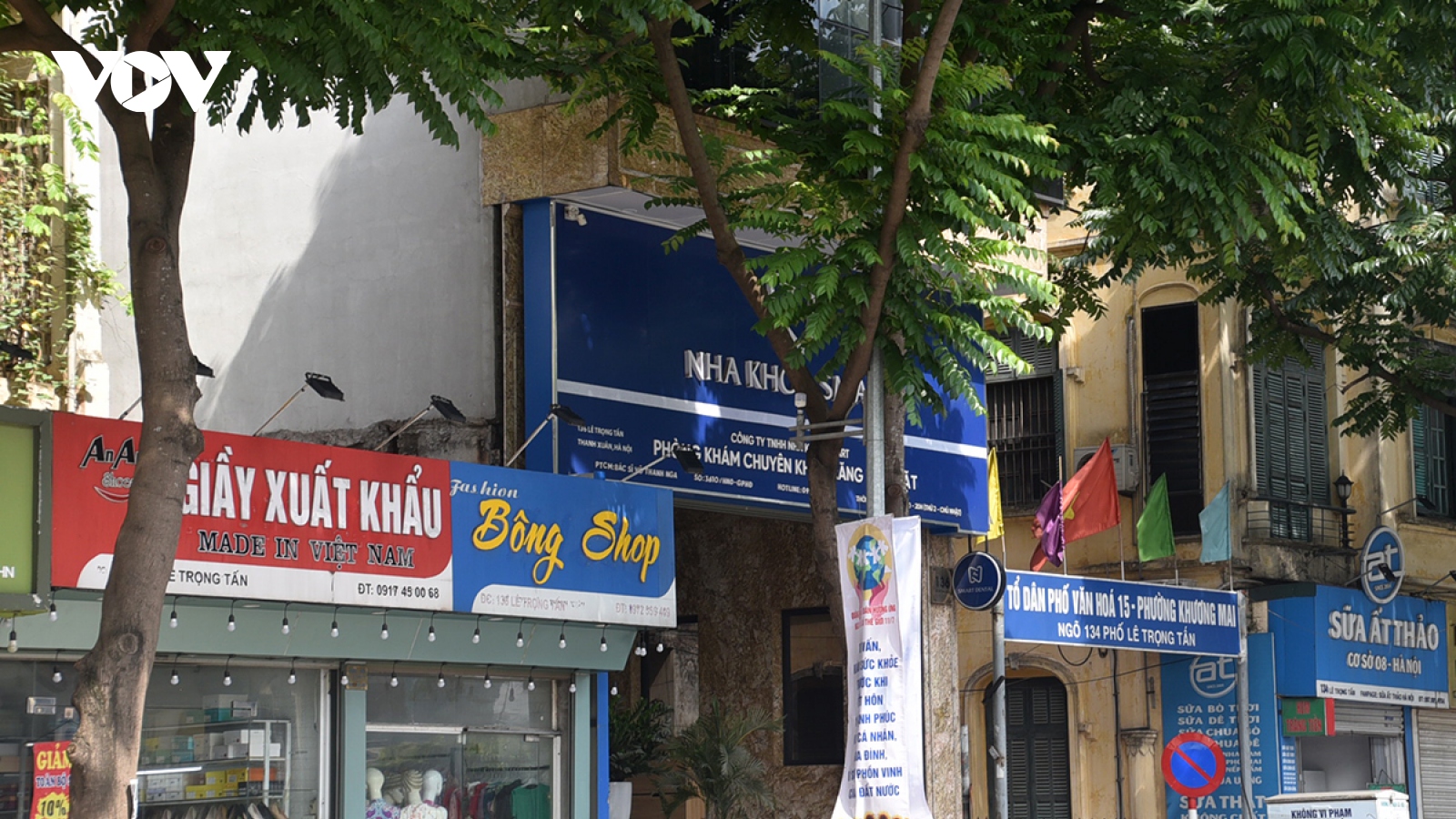 Cận cảnh tuyến phố biển quảng cáo kiểu mẫu ở Hà Nội đã "bay màu"