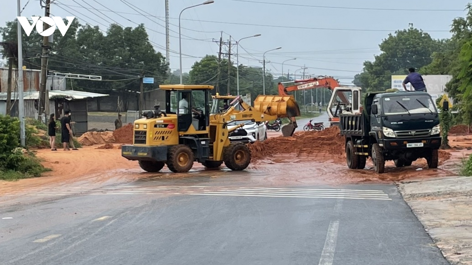 Huy động nhiều phương tiện dọn cát đổ xuống đường ra Mũi Né, Bình Thuận