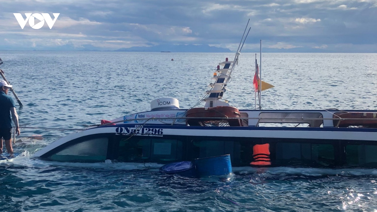 Cano du lịch gặp sự cố kỹ thuật bị chìm trên vùng biển Cù Lao Chàm, Hội An