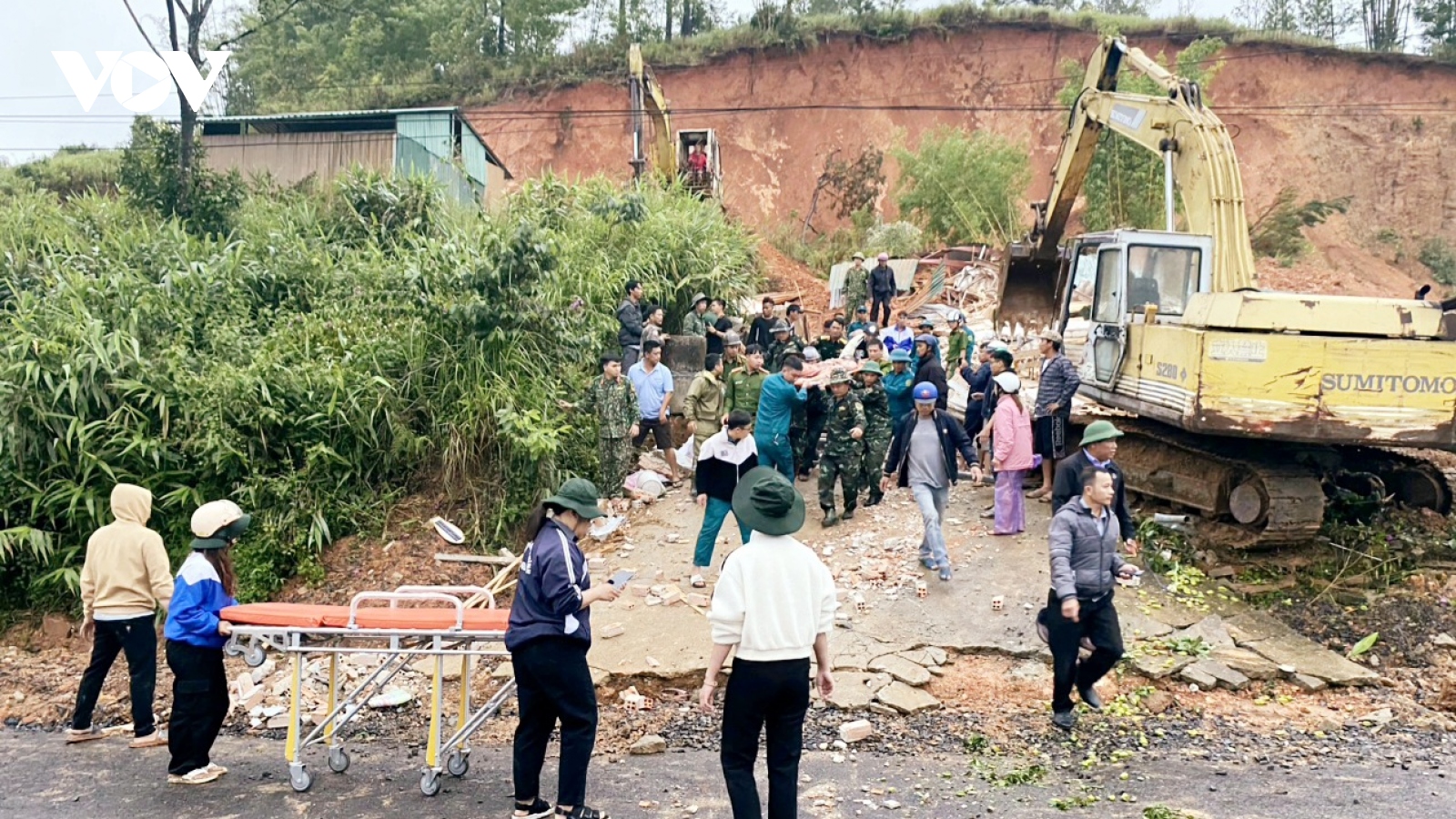Nhiều người chung tay hỗ trợ gia đình cô giáo tử vong trong vụ sạt lở đất