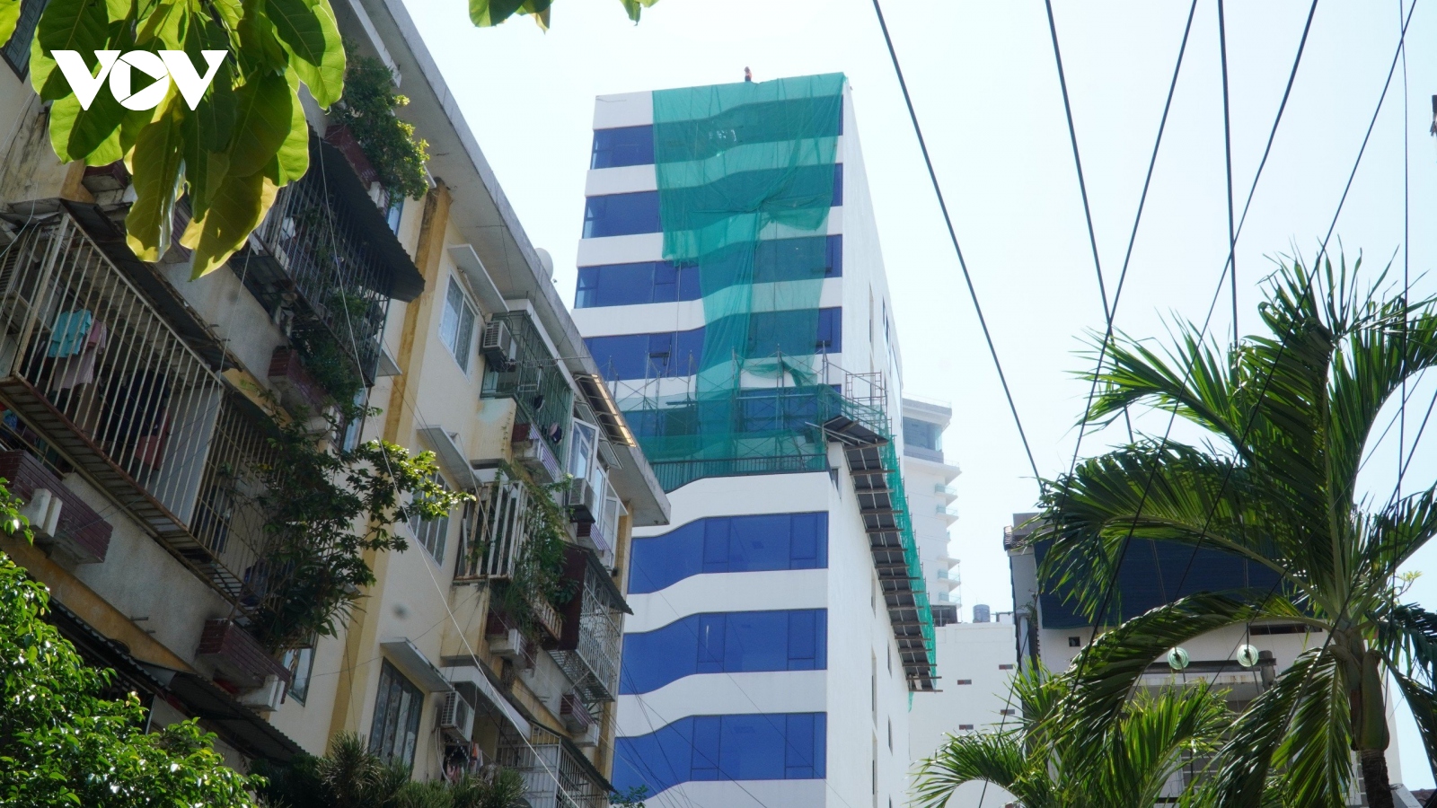 Cưỡng chế khách sạn xây dựng vượt 5 tầng ở Nha Trang