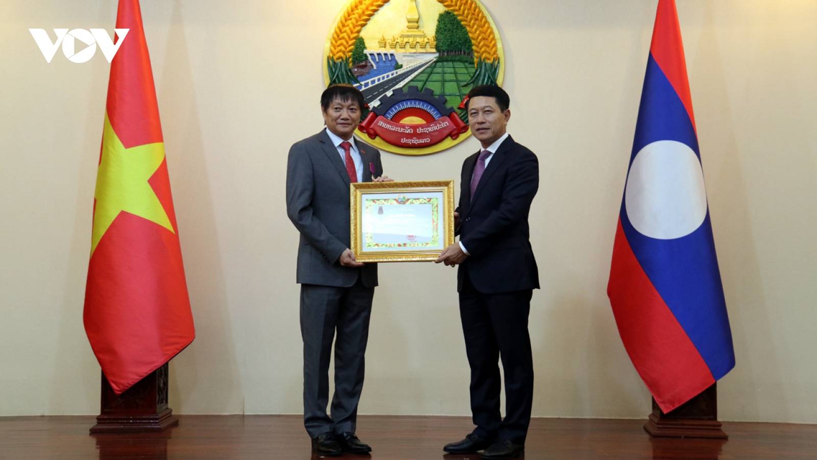 Đại sứ Việt Nam tại Lào vinh dự nhận Huân chương Itxala