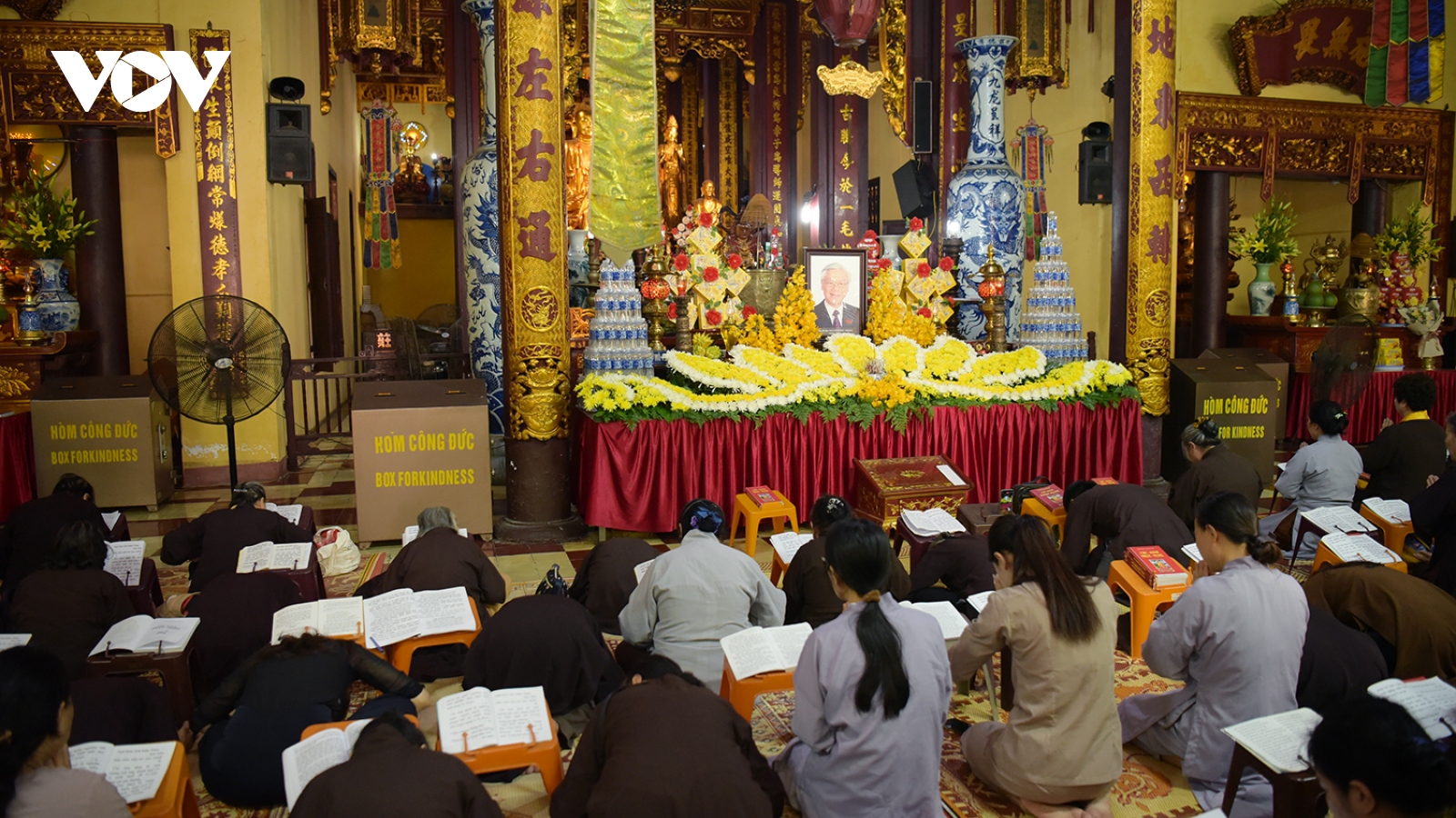 Người Hà Nội và phật tử đến chùa Quán Sứ tưởng niệm Tổng Bí thư Nguyễn Phú Trọng