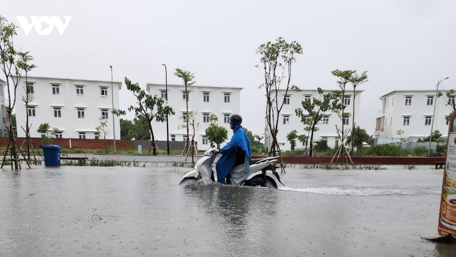 Mưa lớn ở Kiên Giang kéo dài, nhiều tuyến đường chìm trong biển nước