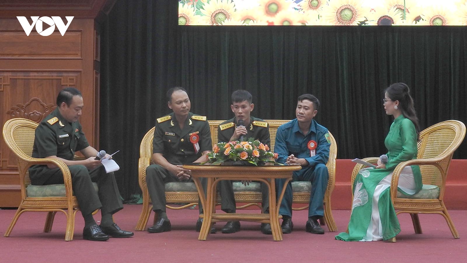 Giao lưu điển hình "Những ngôi sao quyết thắng" lực lượng vũ trang tỉnh Kon Tum