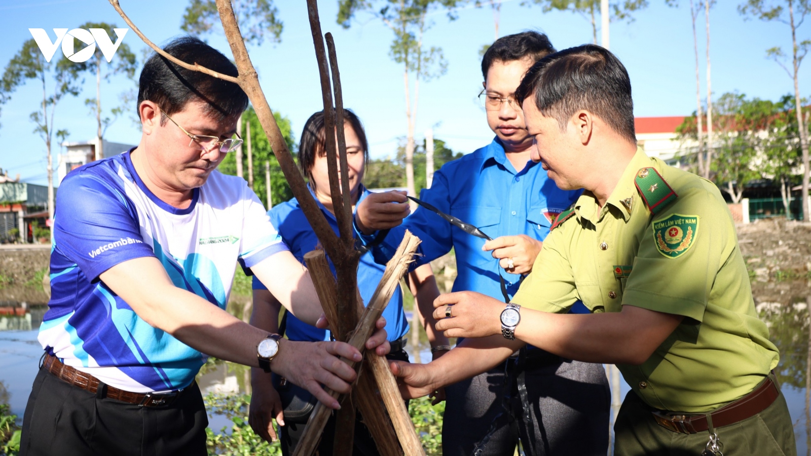 Phát động trồng cây “Tuyến đường xanh Mekong Delta Marathon 2024”