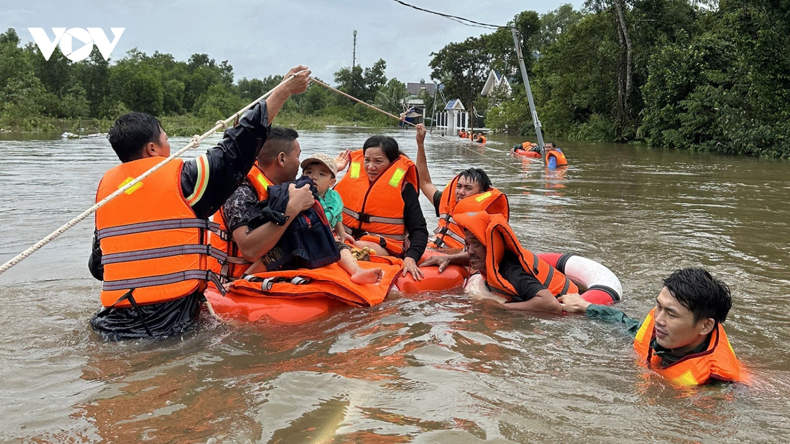 Mưa lớn ở Phú Quốc gây ngập sâu, công an, bộ đội phải ứng cứu, sơ tán người dân
