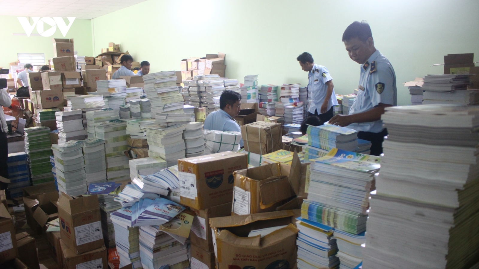 Phát hiện số lượng lớn sách giáo khoa giả mạo nhãn hàng hóa tại Hậu Giang