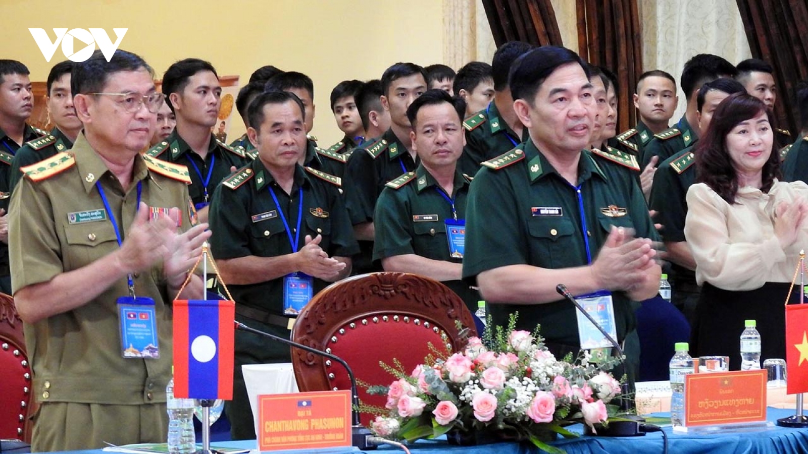Sỹ quan trẻ Việt - Lào chung tay bảo vệ an ninh biên giới