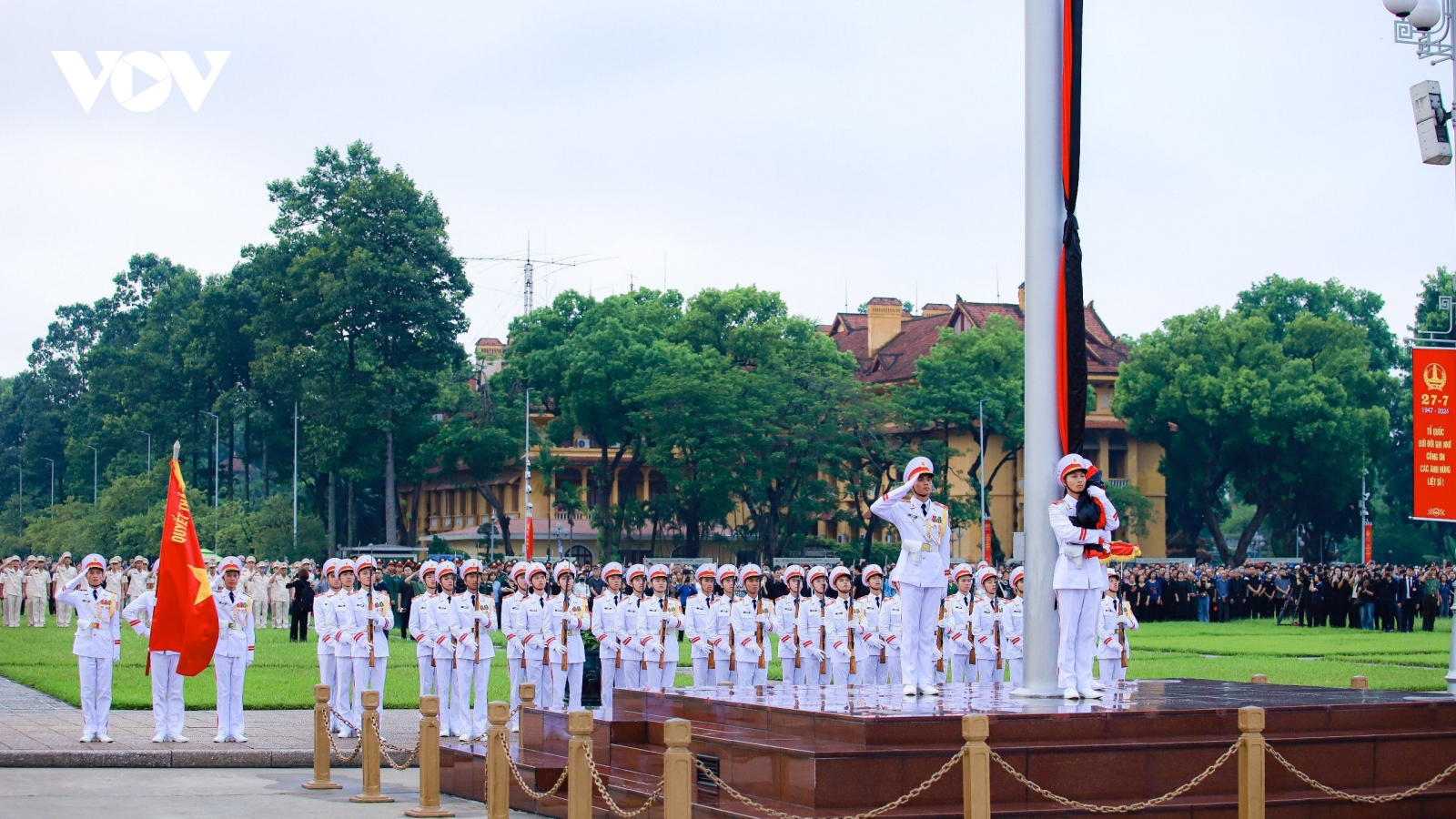 Thiêng liêng nghi thức treo cờ rủ Quốc tang Tổng Bí thư Nguyễn Phú Trọng
