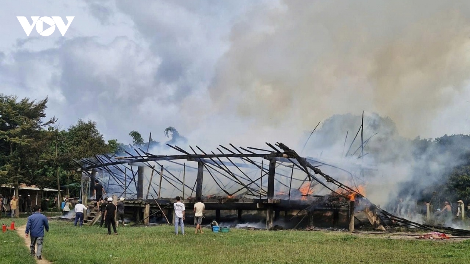 Một nhà rông truyền thống ở Gia Lai bị cháy