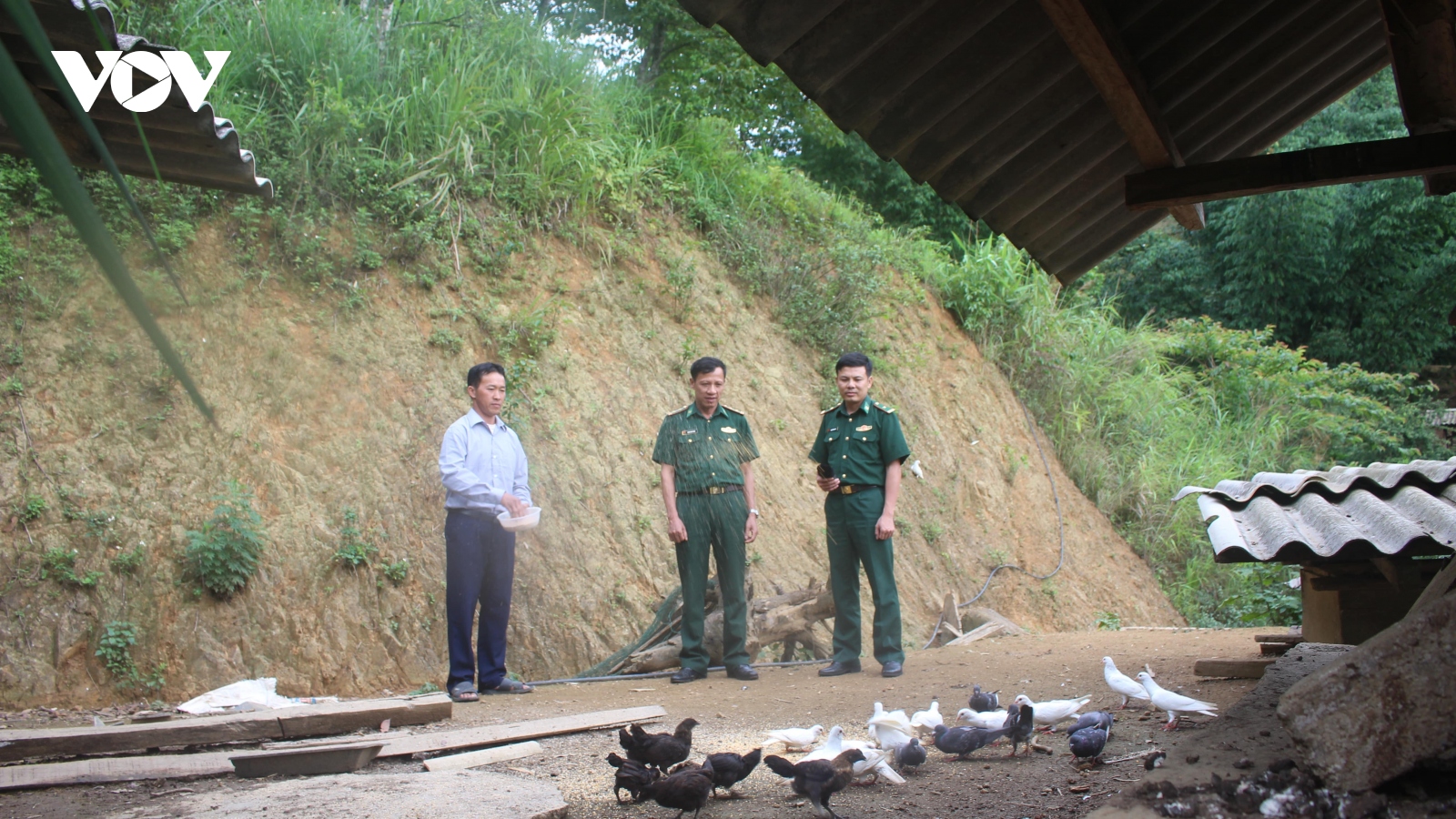 Sứ mệnh thứ hai trên vai màu áo lính