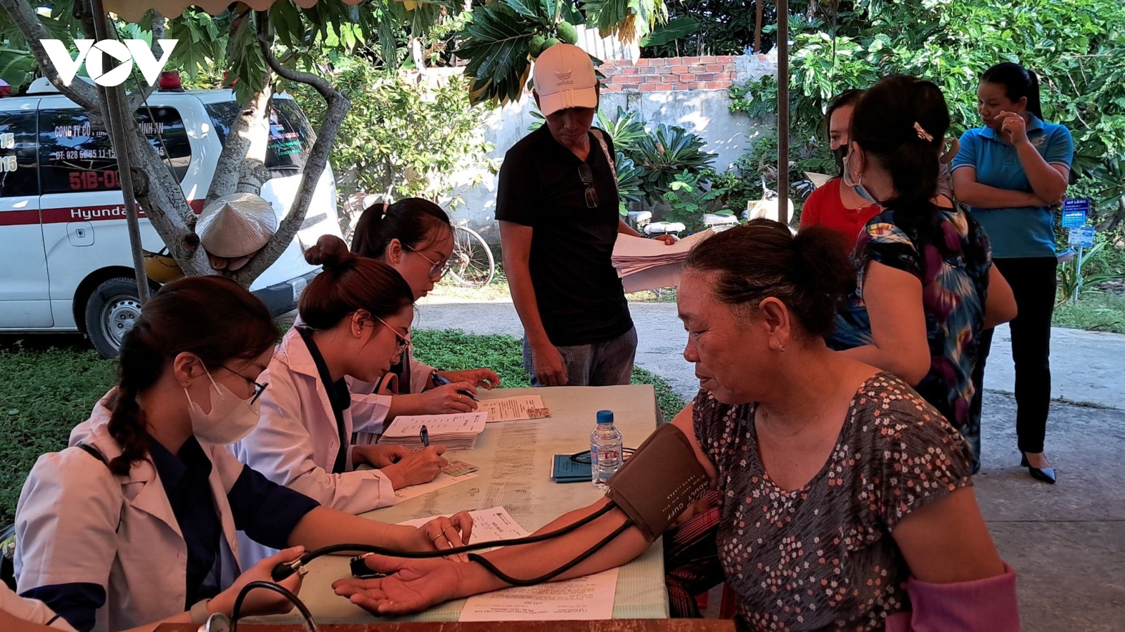 Khám bệnh, cấp thuốc miễn phí cho người dân có hoàn cảnh khó khăn tại Trà Vinh