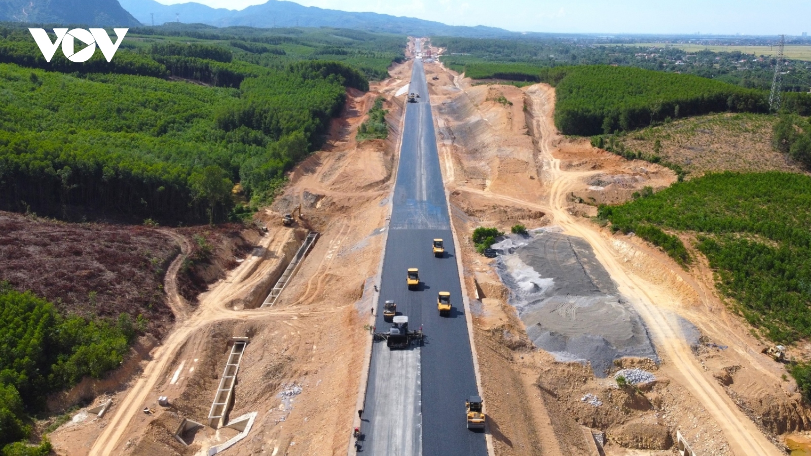 Thi công cao tốc Bắc-Nam, đoạn Bùng-Vạn Ninh xuyên lễ, chạy đua trước mùa mưa