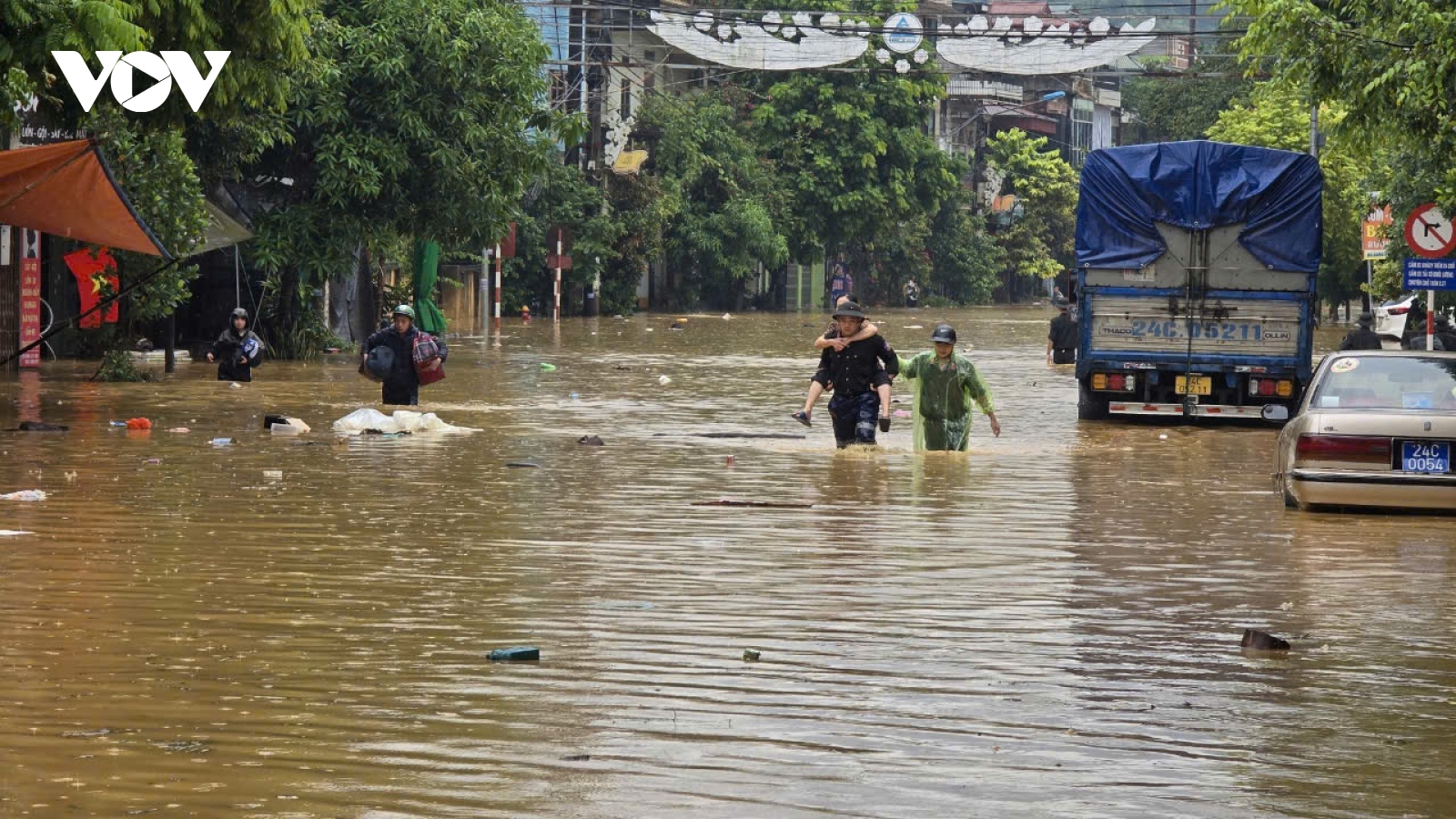 Mưa lớn như trút, cảnh sát phải mang thuyền cứu hộ người dân, học sinh