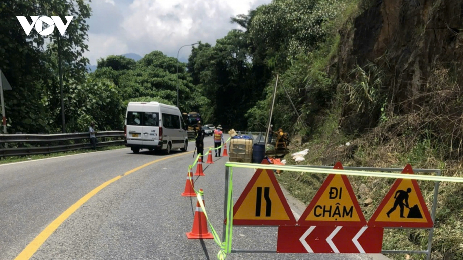 Hạn chế ô tô lưu thông qua đèo Bảo Lộc để khoan địa chất xử lý điểm sạt lở