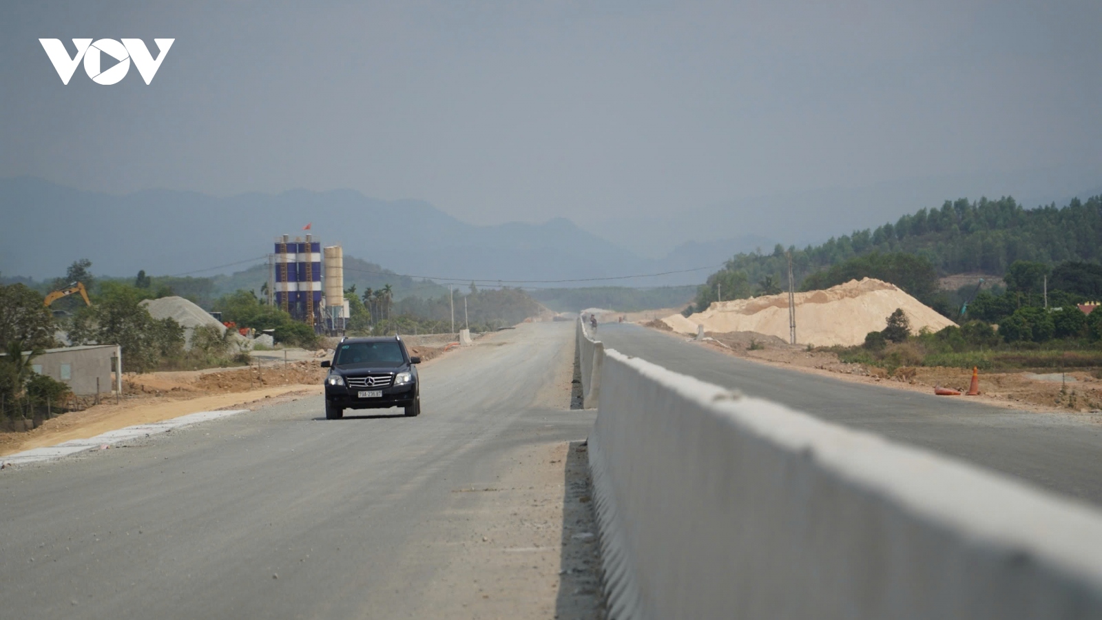 Nha Trang: Cao tốc chưa thi công xong, người và phương tiện vẫn cố đi vào