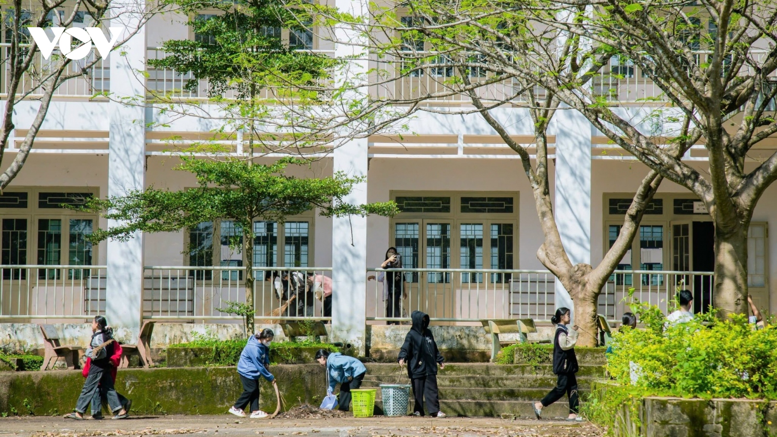 Về bon làng vận động học sinh đến lớp