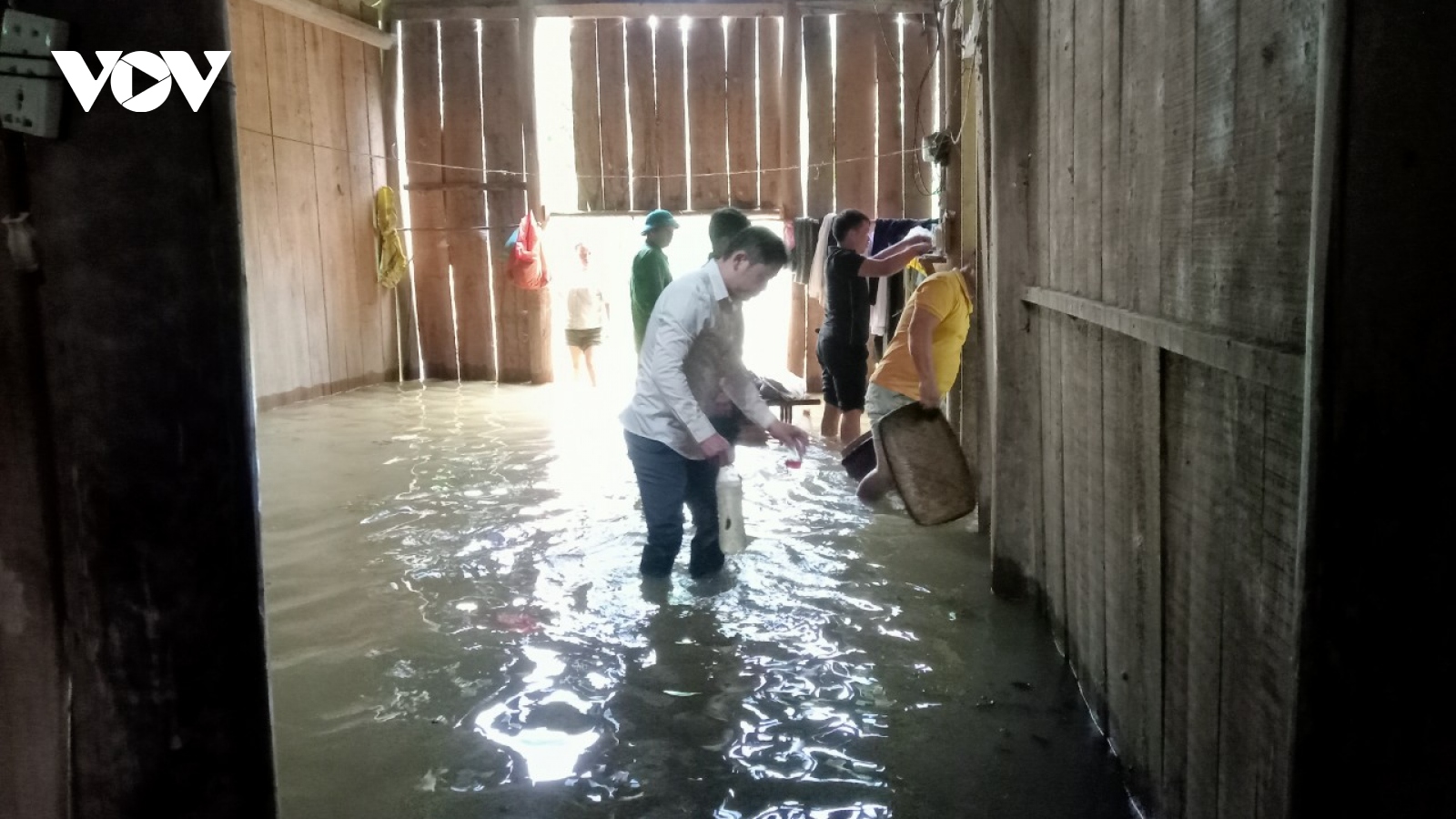 Lào Cai: Mưa lớn kết hợp thủy điện xả lũ, nhiều nhà dân ngập sâu trong nước