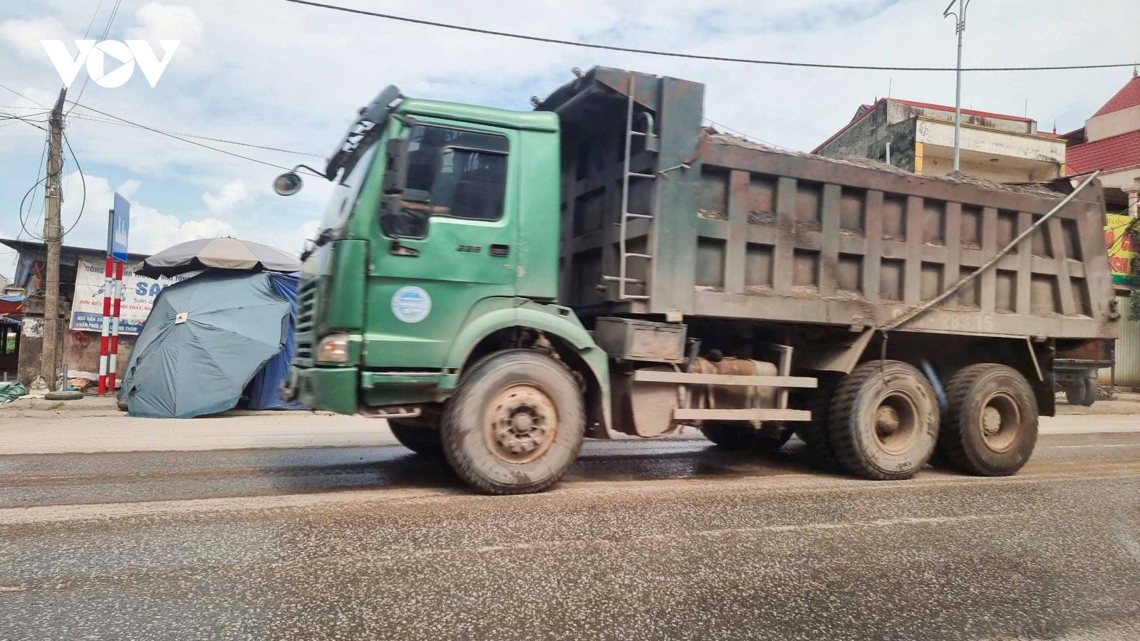 Xe chở vật liệu băm nát đường đê - Bắc Ninh chỉ đạo khẩn