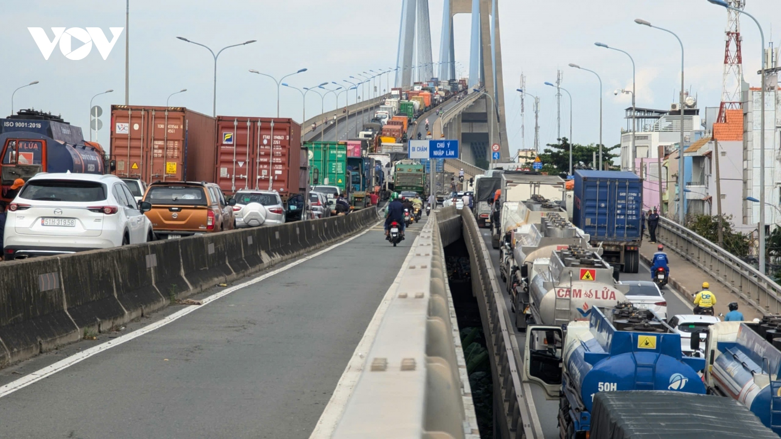 Kẹt xe nghiêm trọng sau tai nạn liên hoàn trên dốc cầu Phú Mỹ