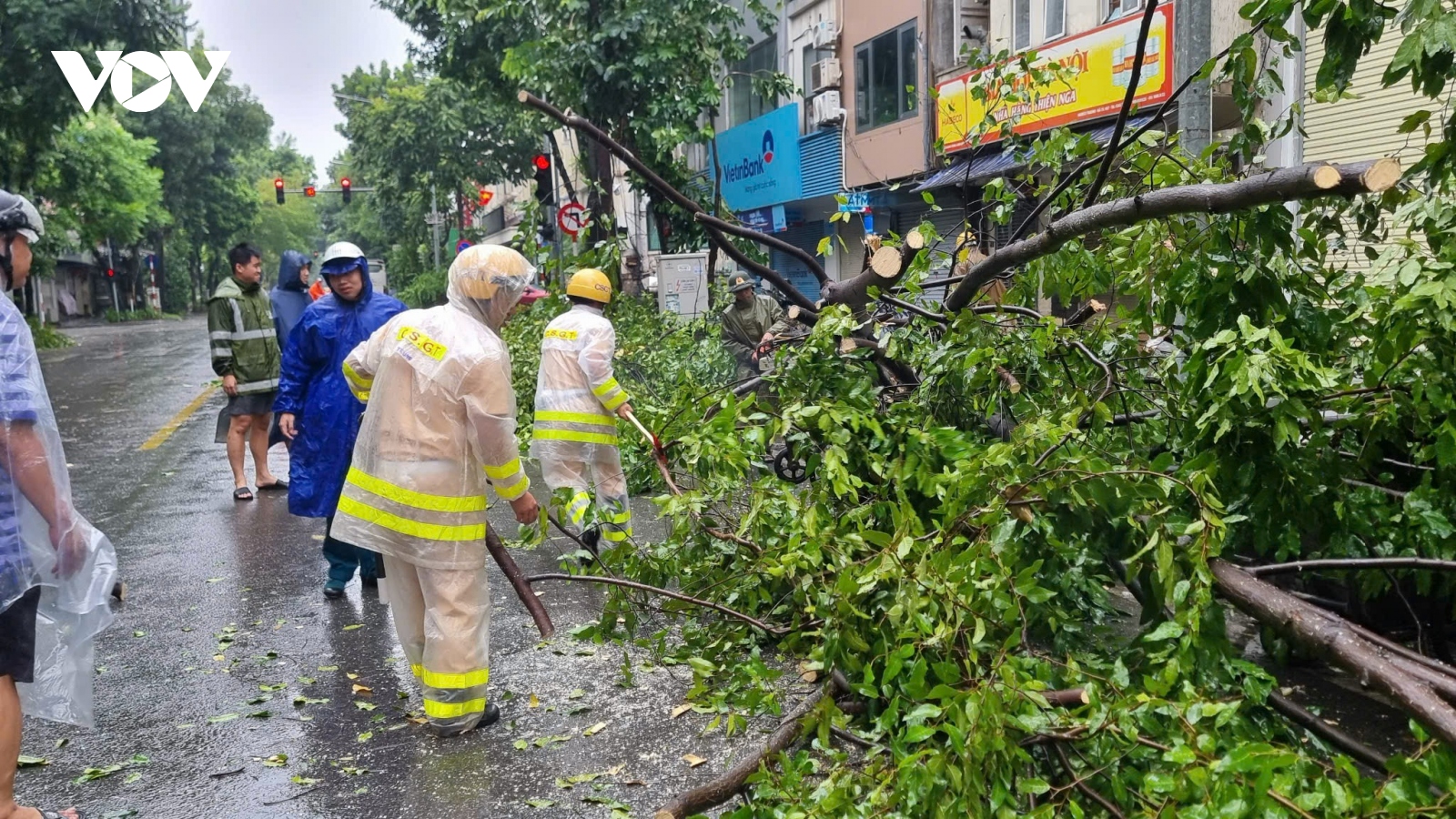 Cảnh sát giao thông Hà Nội chủ động phân luồng, dọn cây đổ giúp người dân đi lại