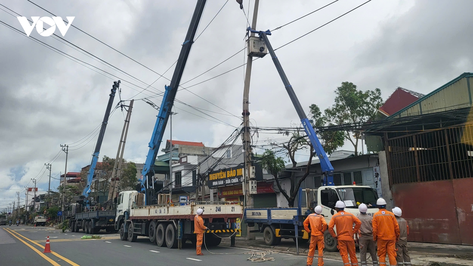 Vẫn còn hơn 1,1 triệu khách hàng chưa được khôi phục cấp điện bởi bão số 3