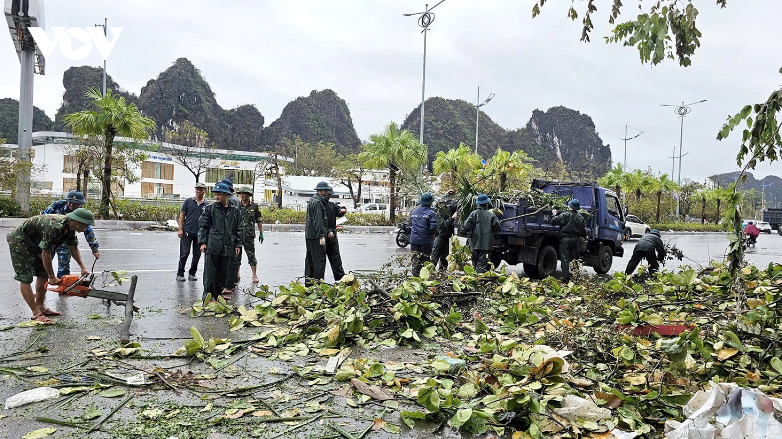 “Chạy đua” cứu nạn người dân, dọn rác thải tránh ô nhiễm ở Quảng Ninh