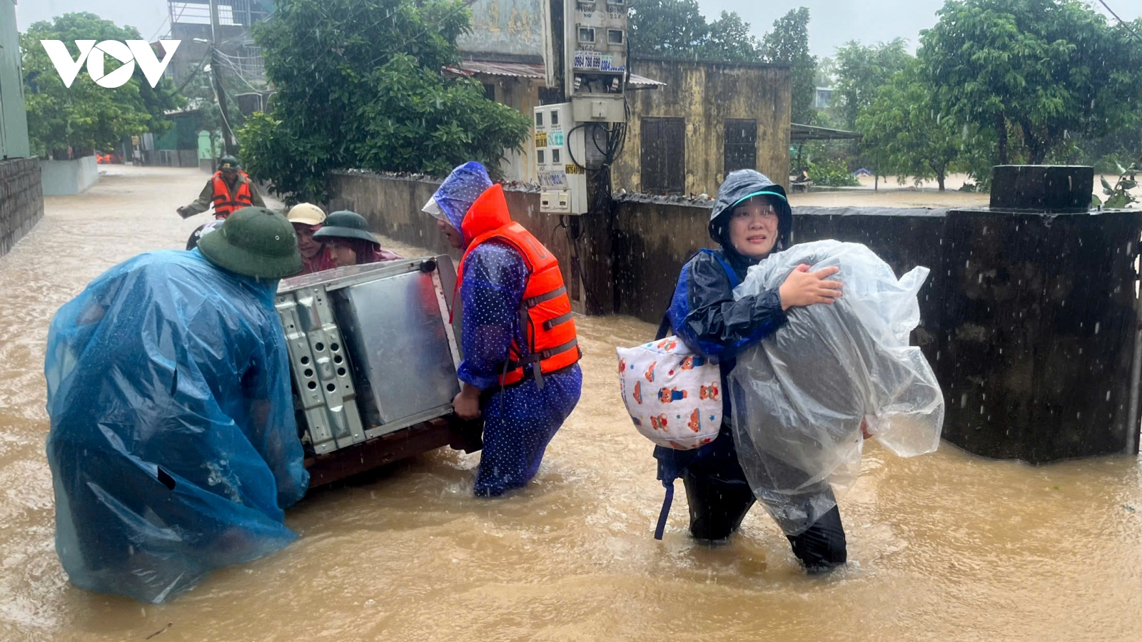 Nam Định huy động lực lượng khẩn cấp hộ đê, sơ tán dân khỏi vùng lũ