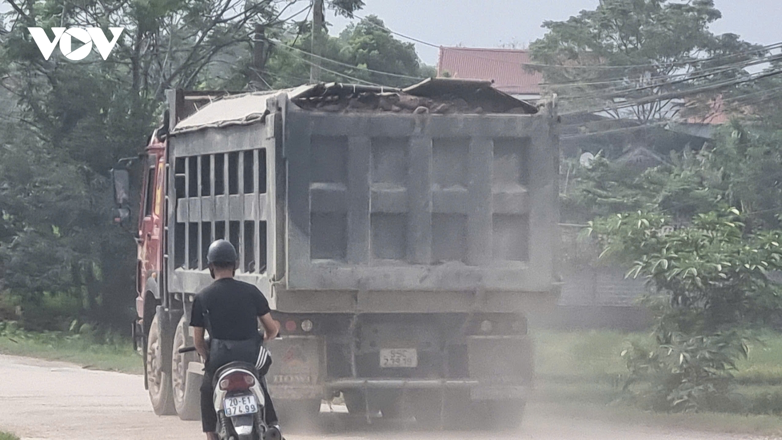 Hàng đoàn xe chở đất tàn phá nhiều tuyến đường ở Phổ Yên, Thái Nguyên