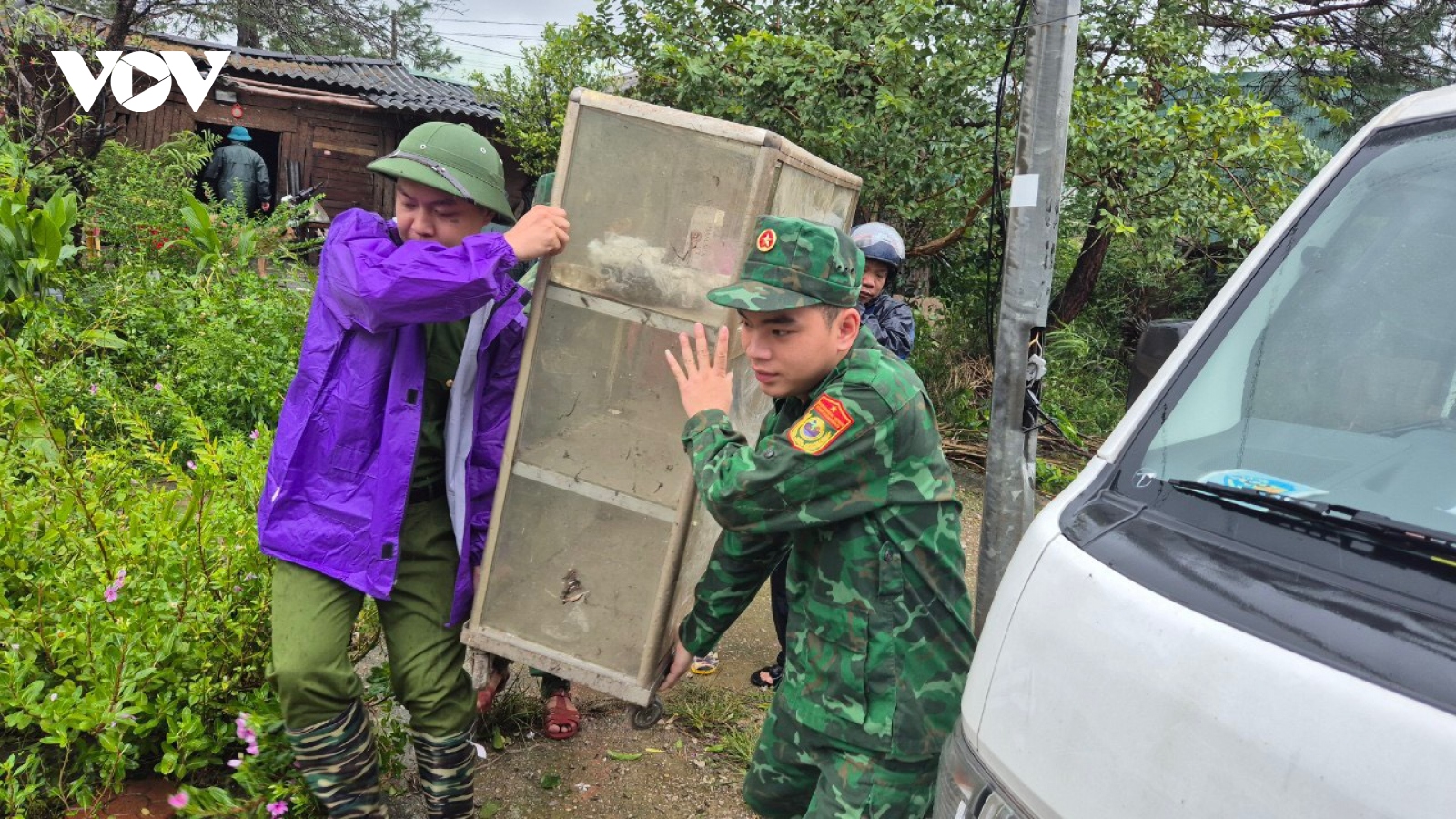 Bộ đội Biên phòng các địa phương giúp dân chống bão số 3