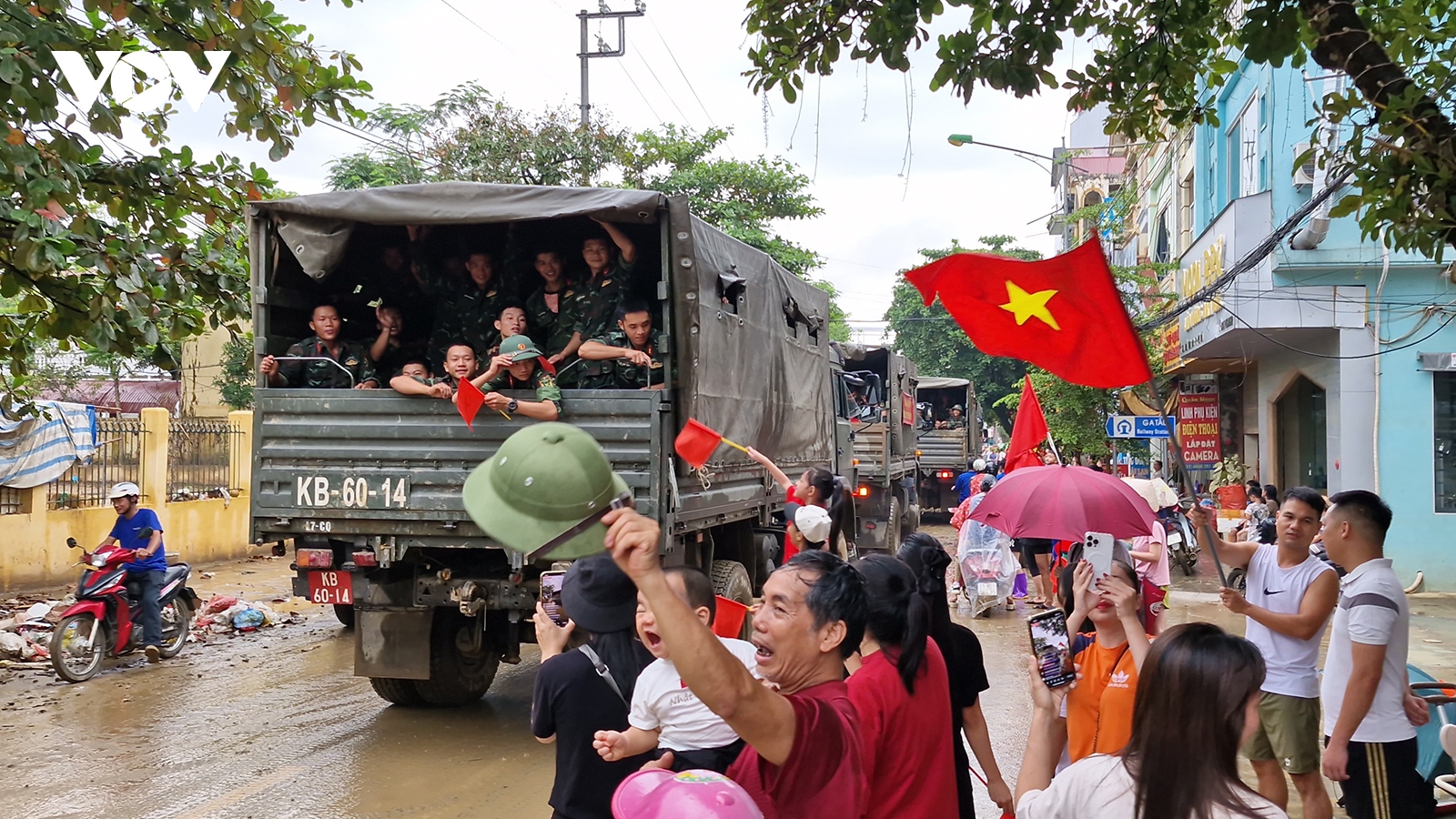 Người dân vùng lũ Yên Bái bịn rịn chia tay bộ đội