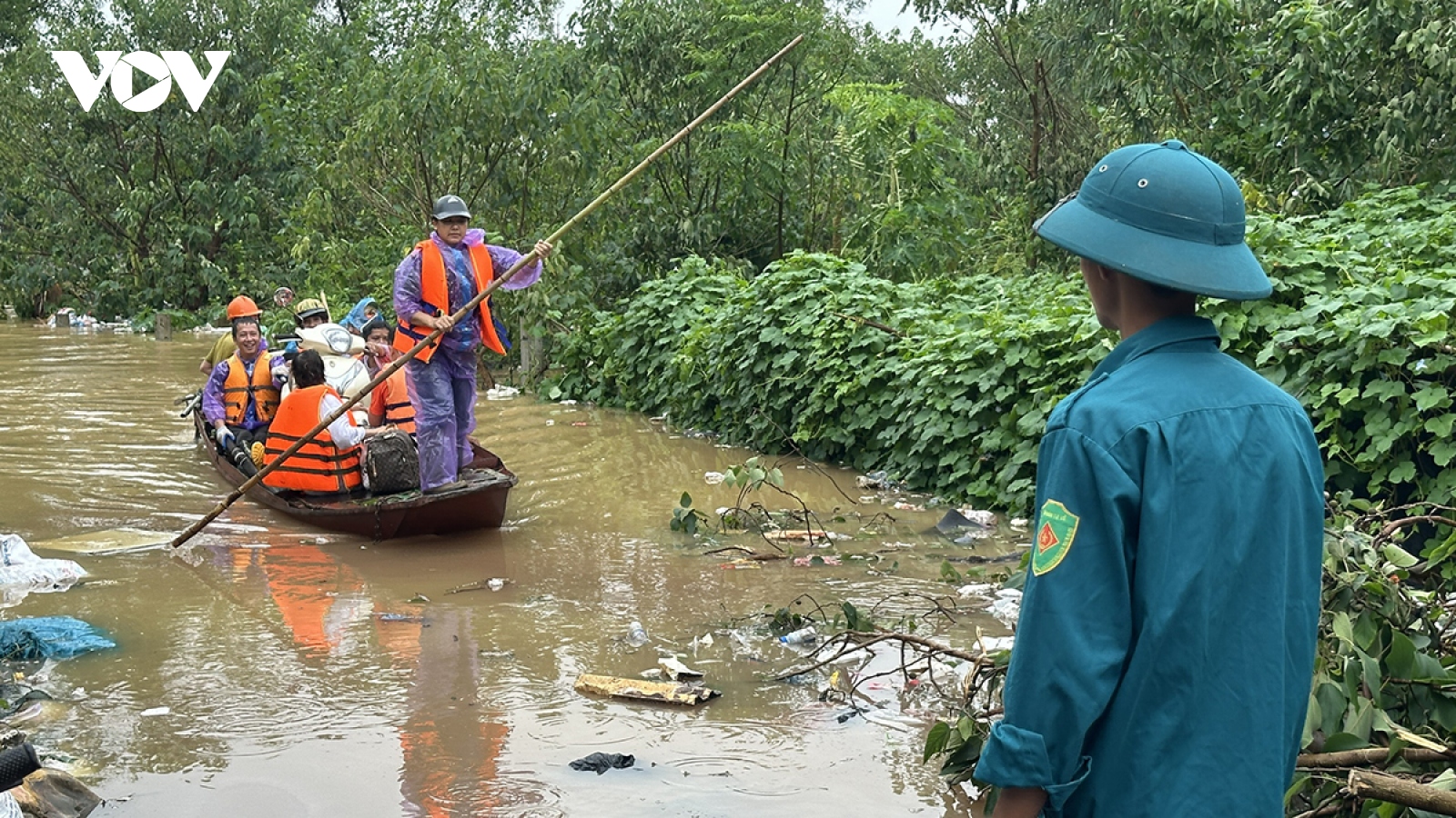 Cận cảnh: Lo nước lũ sông Hồng lên cao, người dân sống ngoài đê ở Hà Nội tất bật chạy lũ sớm