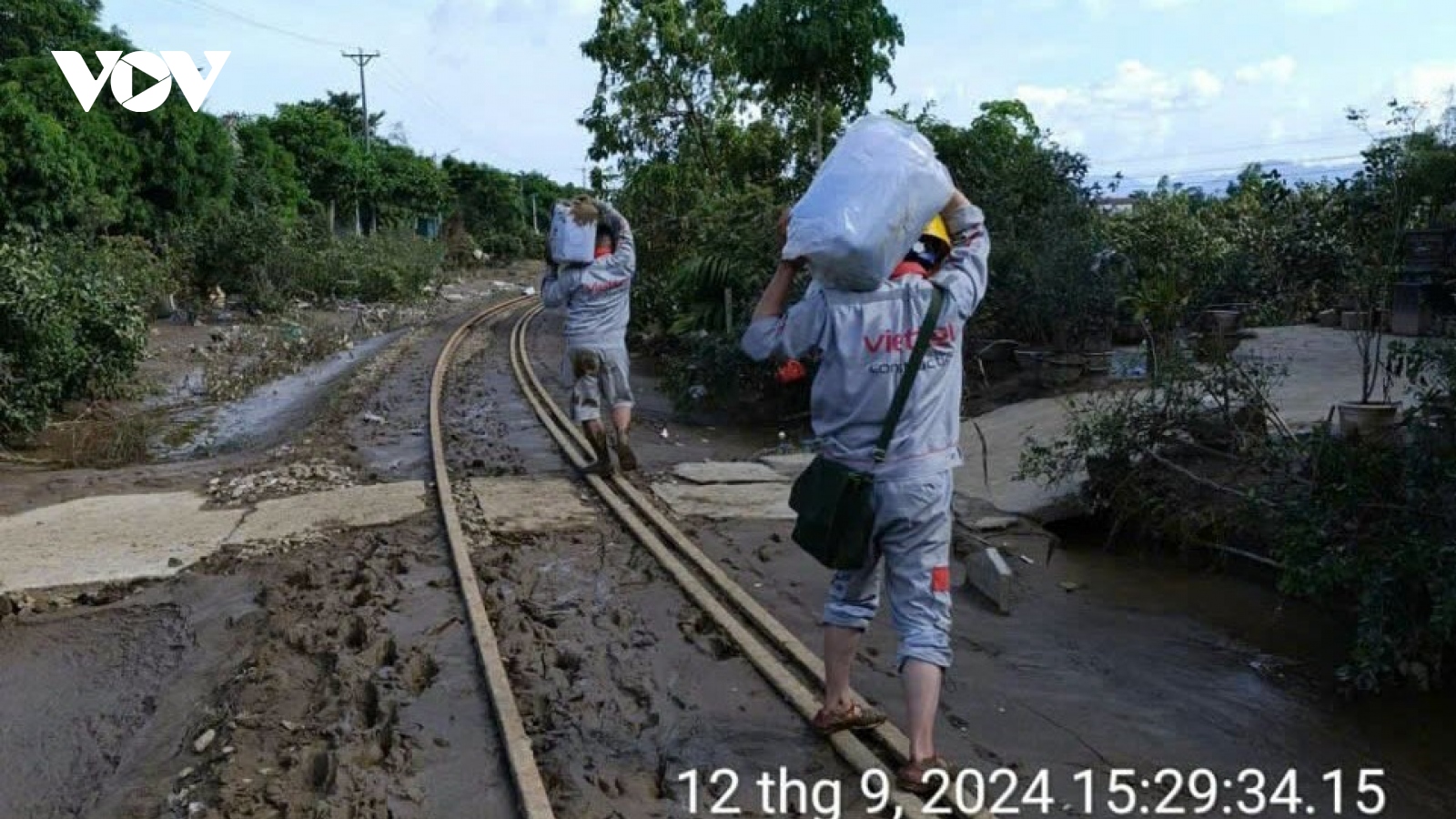 Vì sao nhiều người vùng lũ Yên Bái không thể kết nối điện thoại khi bão