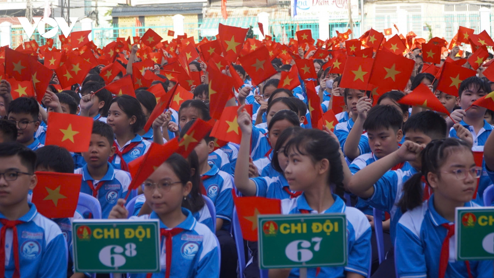 Học sinh cả nước tưng bừng khai giảng năm học mới