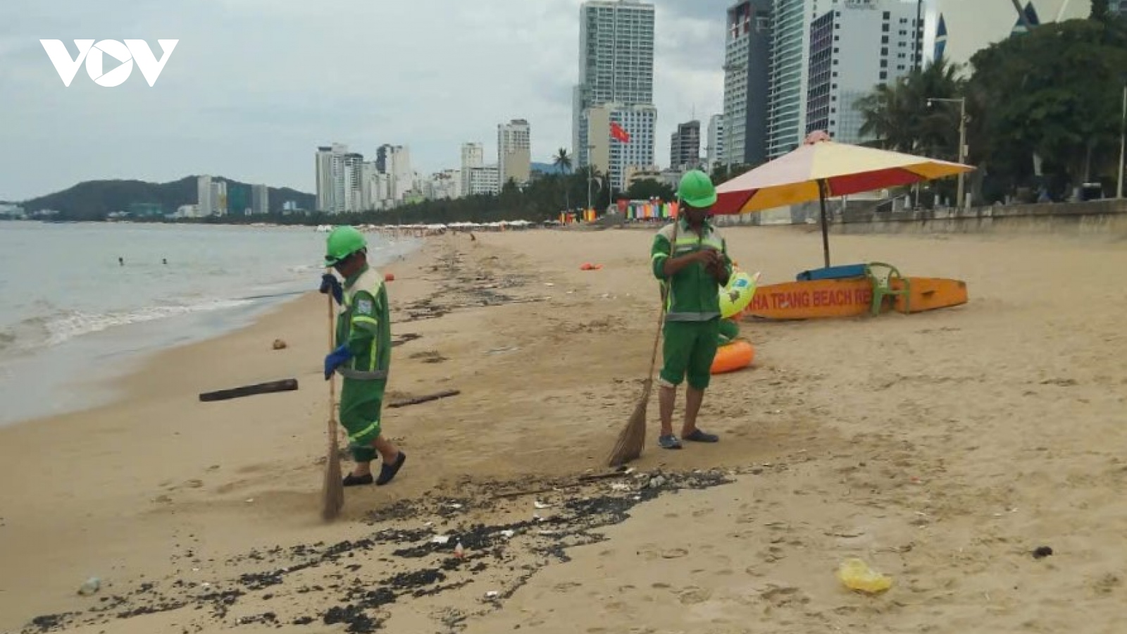 Du khách lấm lem vì dầu vón cục, trôi dạt vào bờ biển Nha Trang