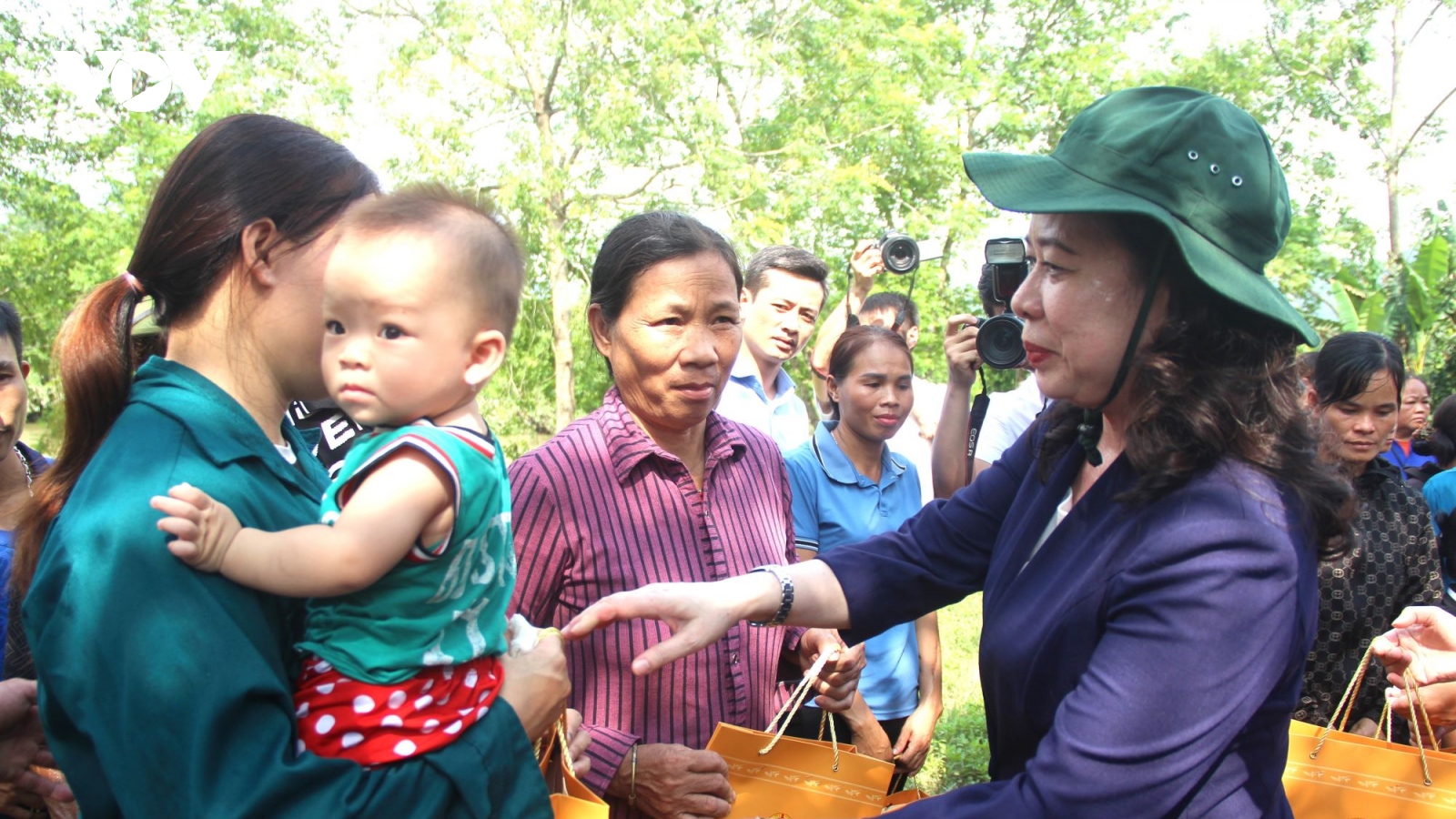 Phó Chủ tịch nước thăm, tặng quà đồng bào bị thiệt hại do bão lũ tại tỉnh Lạng Sơn