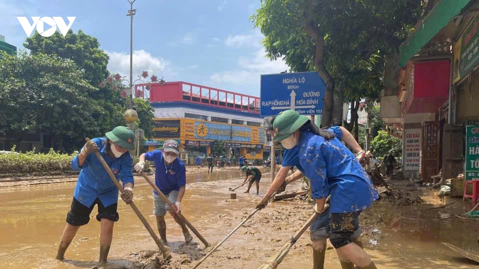 Đoàn thanh niên Yên Bái cứu trợ người dân vùng lũ