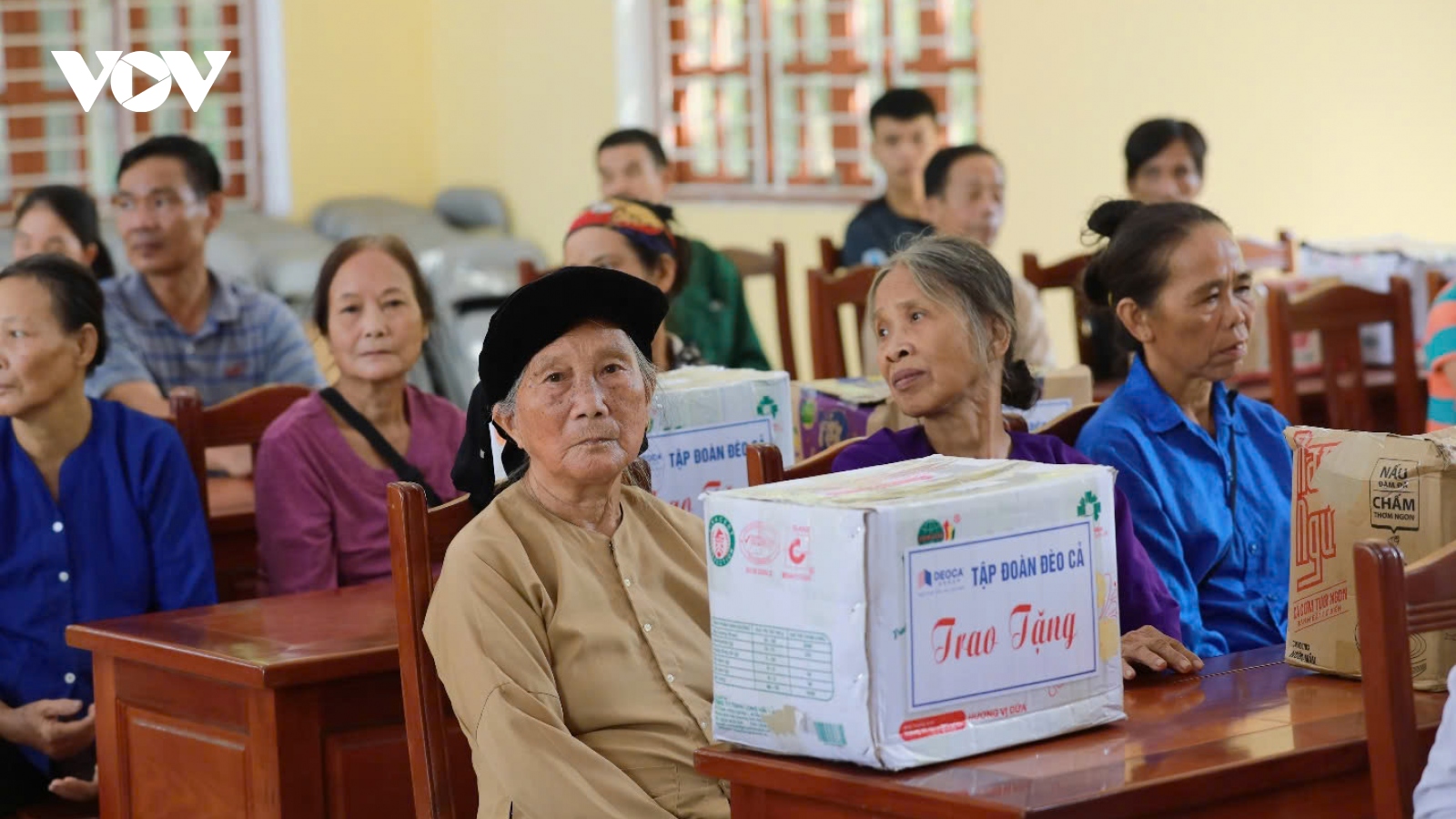 Ấm áp tinh thần dân tộc, nghĩa đồng bào trong bão lũ