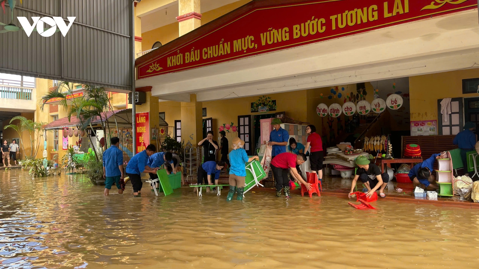 Giáo viên và phụ huynh vùng lũ vét bùn dọn trường để đón học sinh