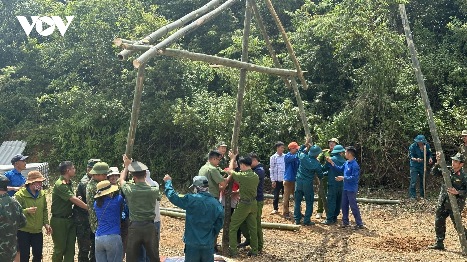 Ngày đêm dựng lán trại, di chuyển dân khỏi vùng nguy cơ sạt lở ở Sơn La