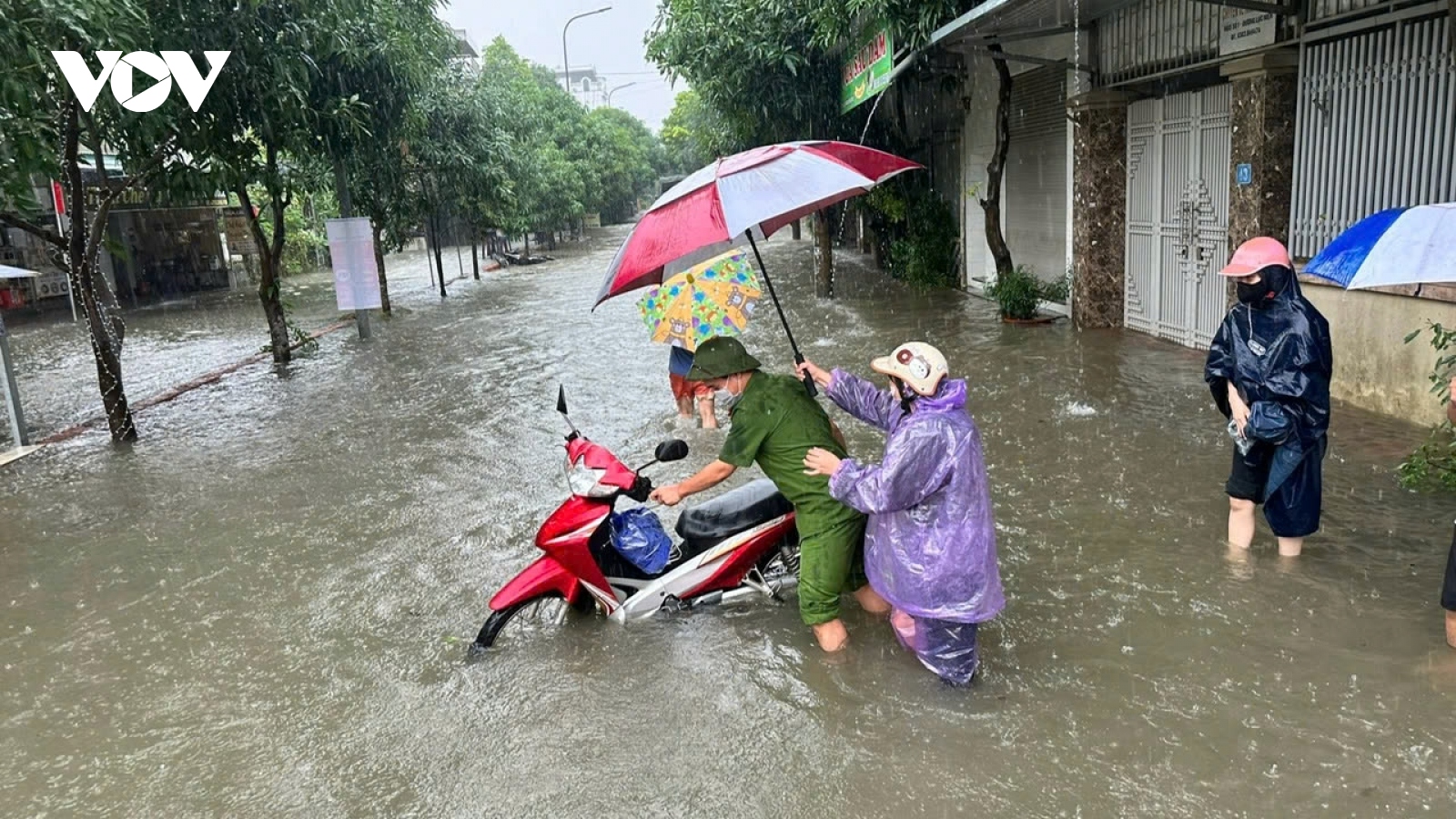 Công an thành phố Vinh đội mưa hỗ trợ dân trên phố