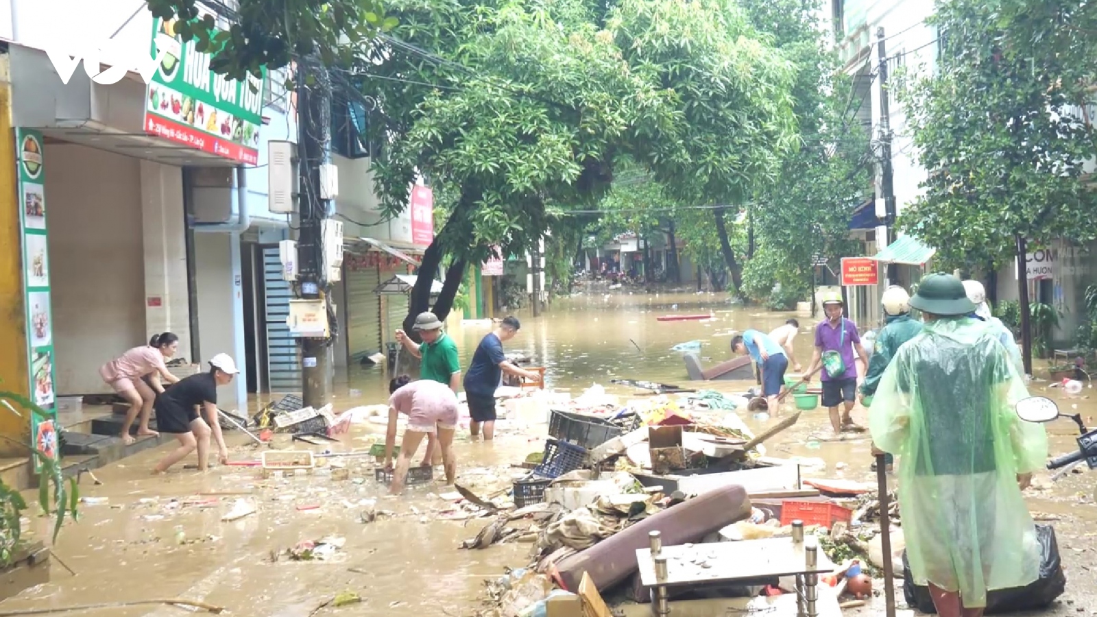 Nước rút đến đâu, người dân thành phố Lào Cai dọn dẹp đến đó