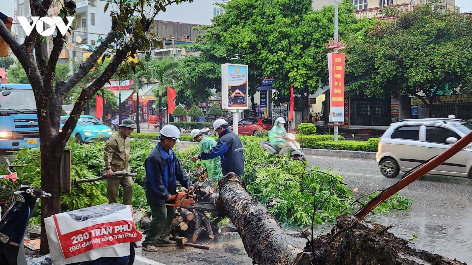 Gió giật mạnh cây cối đổ gẫy trên nhiều tuyến phố ở Thanh Hóa