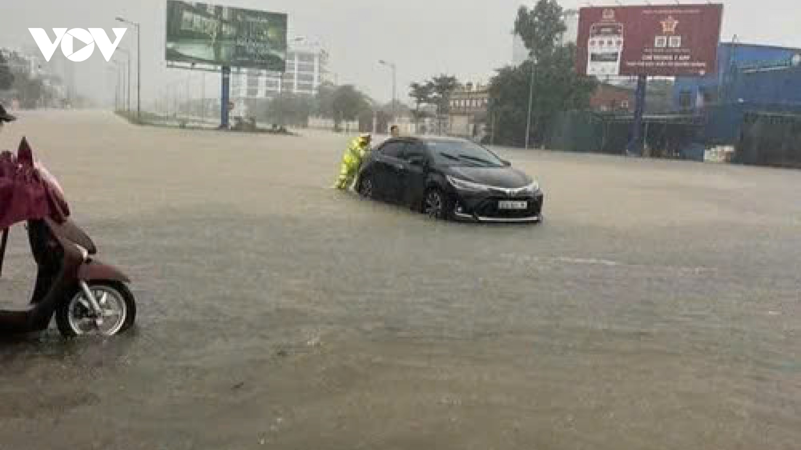 Nhiều tuyến phố ở TP. Vinh (Nghệ An) ngập sâu, nhiều trường cho học sinh nghỉ học