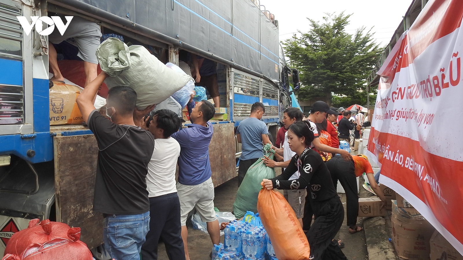 Đoàn xe hàng xuất phát từ Kon Tum hướng về vùng bão lũ Tuyên Quang